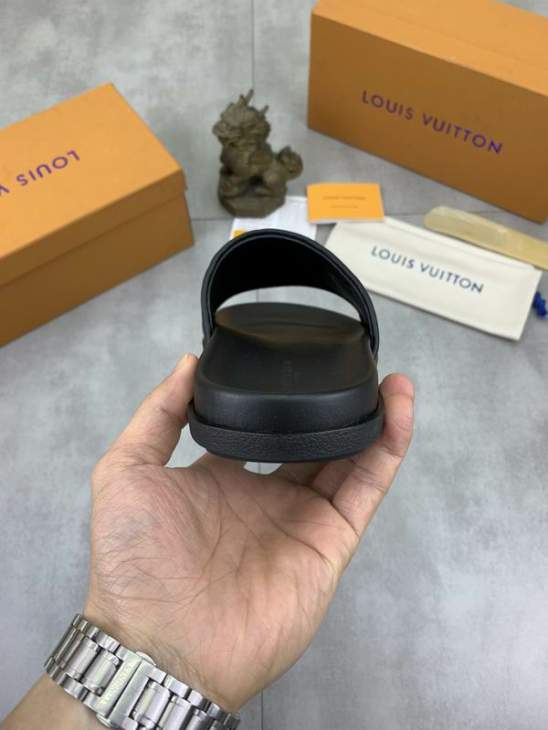 Picture of Louis Vuitton Slippers _SKULVsz38-45mnf03181415